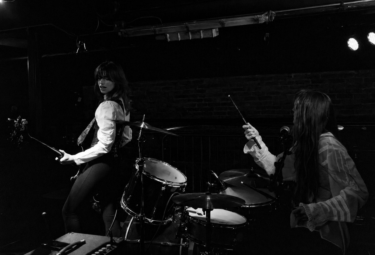 Söūp on stage in black and white, bass and drums