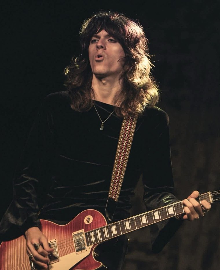 Söūp’s guitarist mid-solo on a sunburst Les Paul, under warm stage light