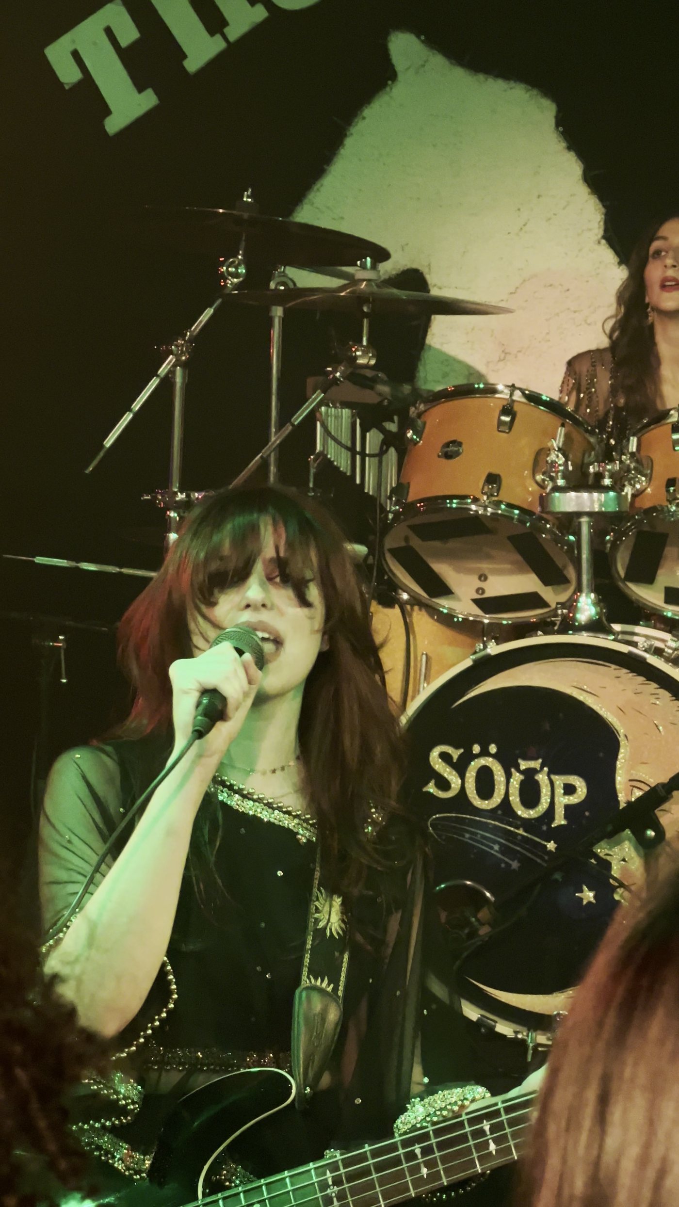 Mercedes singing behind the Söūp kick drum